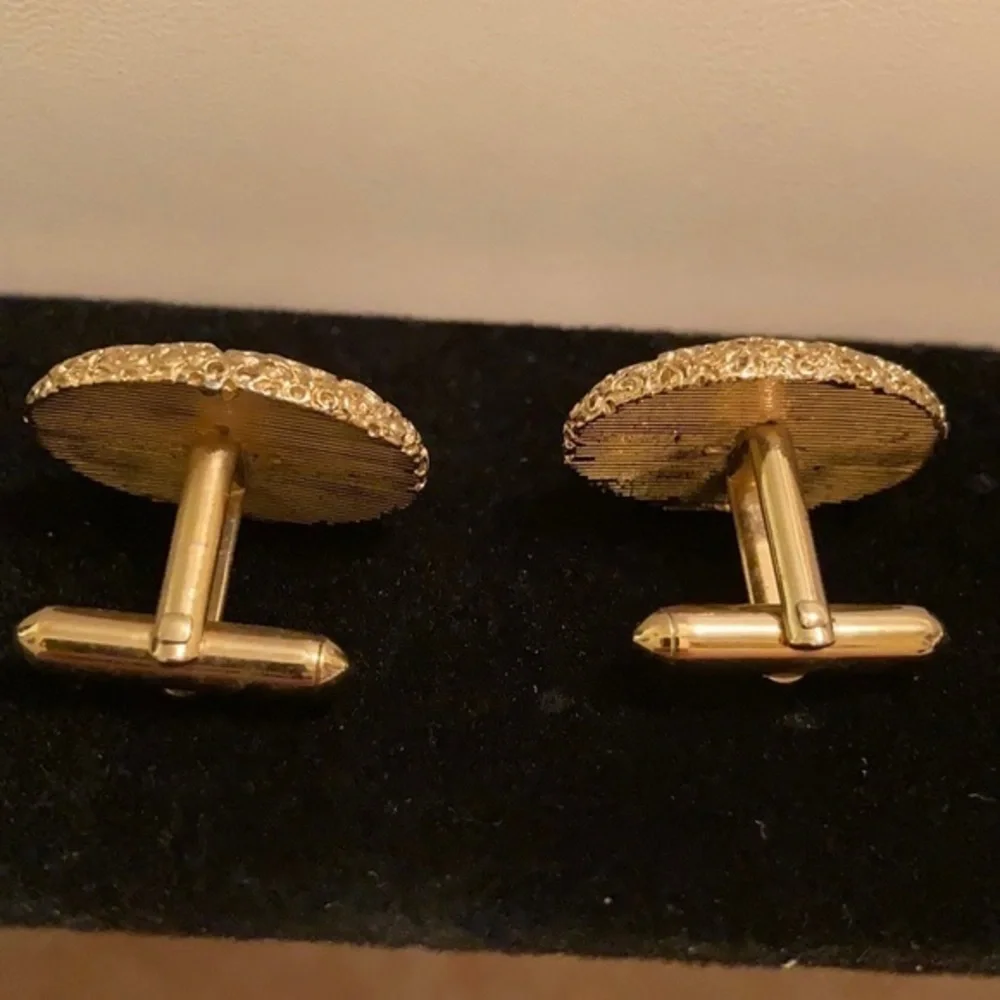 Vintage men’s gold tone cuff links with ruby gem-like inlay w/matching tie clip
